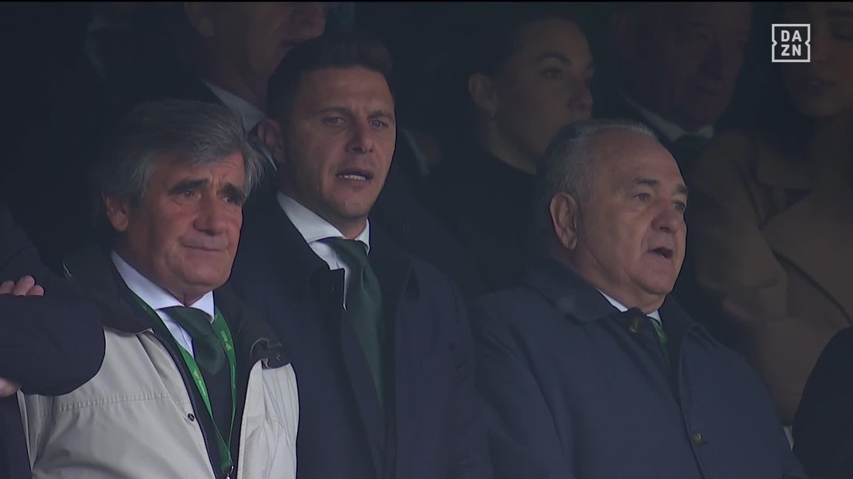 “Aquí estamos todos pa’ cantarte tu canción” 🔊 @joaquinarte desde el palco. Cada aficionado desde su localidad. El himno del Real Betis Balompié 🌴💚 no se negocia sea el día que sea. #LALIGAenDAZN ⚽️