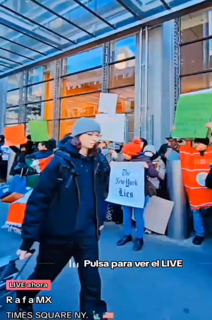Hoy en el New York Times la raza en apoyo al Presidente Andrés Manuel gritando #EsUnHonorEstarConObrador