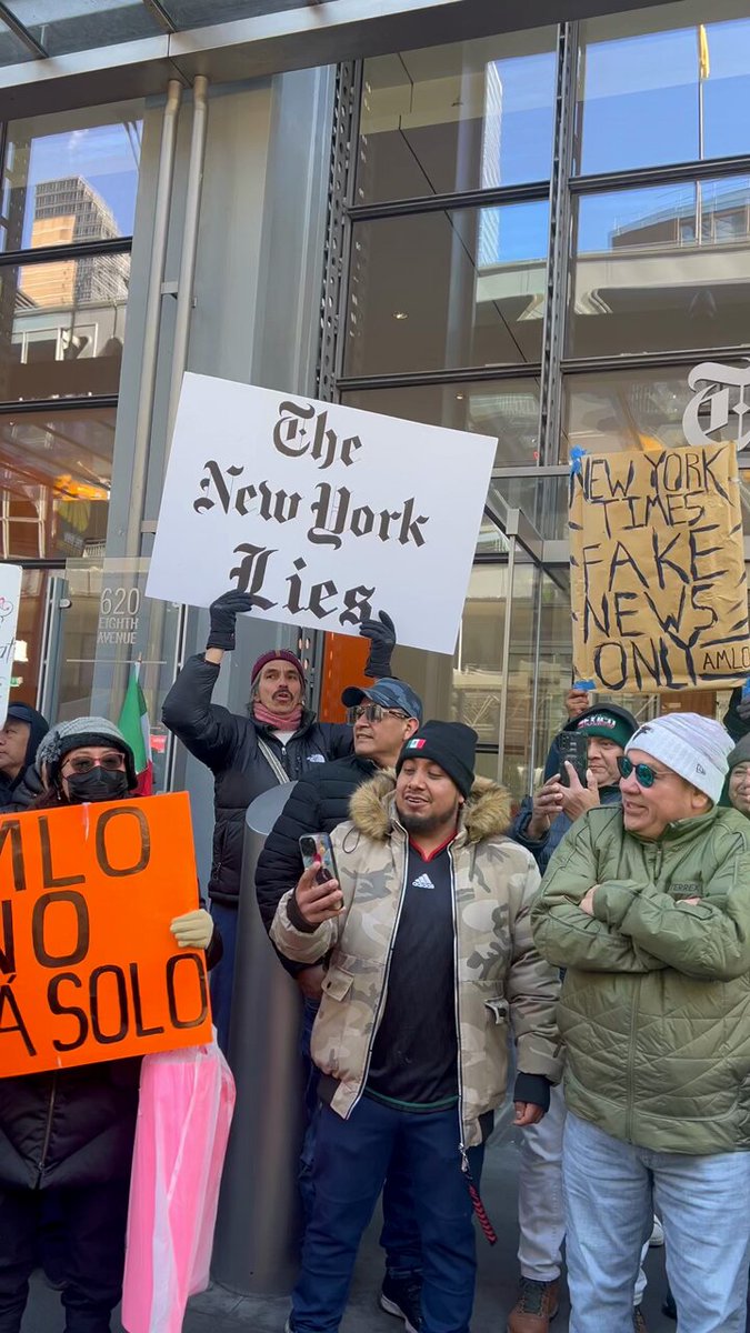 Los mexicanos en Estados Unidos son bien entrones. Hoy protestaron en las oficinas de The New York Times: fueron a decirles que son unos mentirosos y a evidenciar el pacto que hicieron con Xóchitl Gálvez Ruiz hace unas semanas.