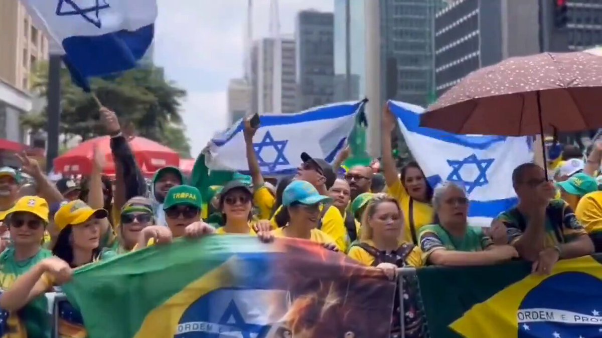 BREAKING: At today’s huge protest in São Paulo, Brazilians show what they think of Israel The increasingly authoritarian Pres. Lula said a few days ago that nobody in history has done anything similar to what Israel is doing in Gaza, apart from what Hitler did to the Jews 🇧🇷🇮🇱