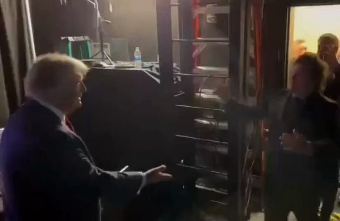 “President!!!” shouted Javier Milei, who couldn’t control the excitement when meeting Donald Trump🤣 Haha, then what would he call Joe Biden?
