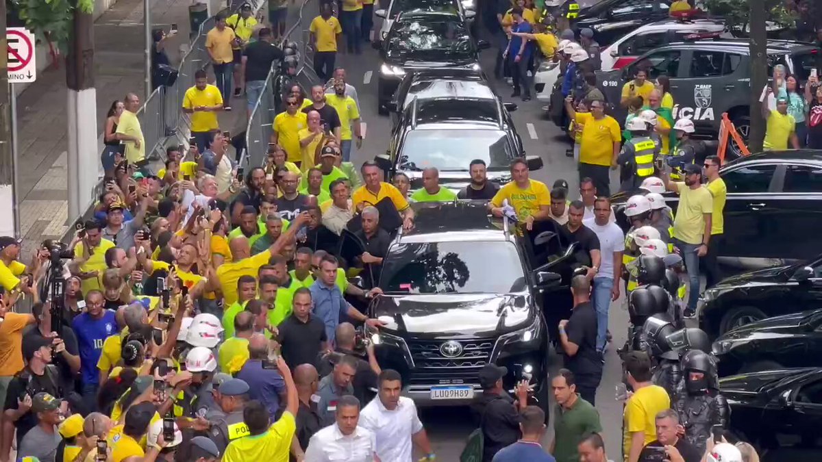 Jair Bolsonaro chega para ato na Avenida Paulista, acompanhado pelo governador de São Paulo, Tarcísio de Freitas. Mais de 1 milhão de pessoas reunidas.