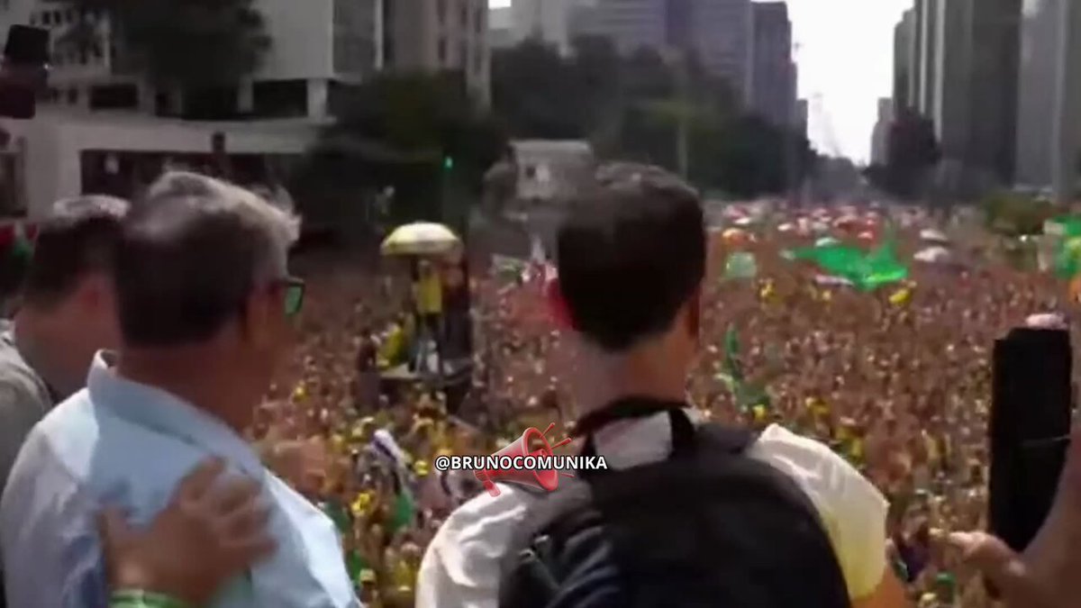 Alô, Xandão! Na Paulista, jornalista português de extrema-direita, especialista em Fake News, já cometeu o primeiro crime no Carnagado ao fazer campanha antivacina. O delinquente veio para o Brasil espalhar desinformação e mentiras. BOLSONARO PRESO