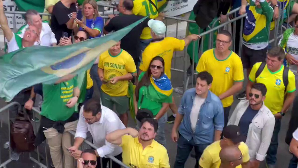 HUMILHADO! Marcos do Val foi impedido de subir no caminhão do CarnaGado. Mais um abandonado pelo Bolsonaro HAHAHAHAHA BOLSONARO PRESO CHUVA DE LULA