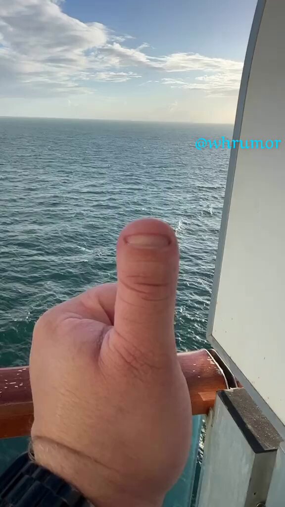 شخص اصبح مشهور ولديه مئات الالوف من المتابعين والسبب وراء شهرته : هو بأنه يصور إصبعه الغريب امام مناظر طبيعية 😂!