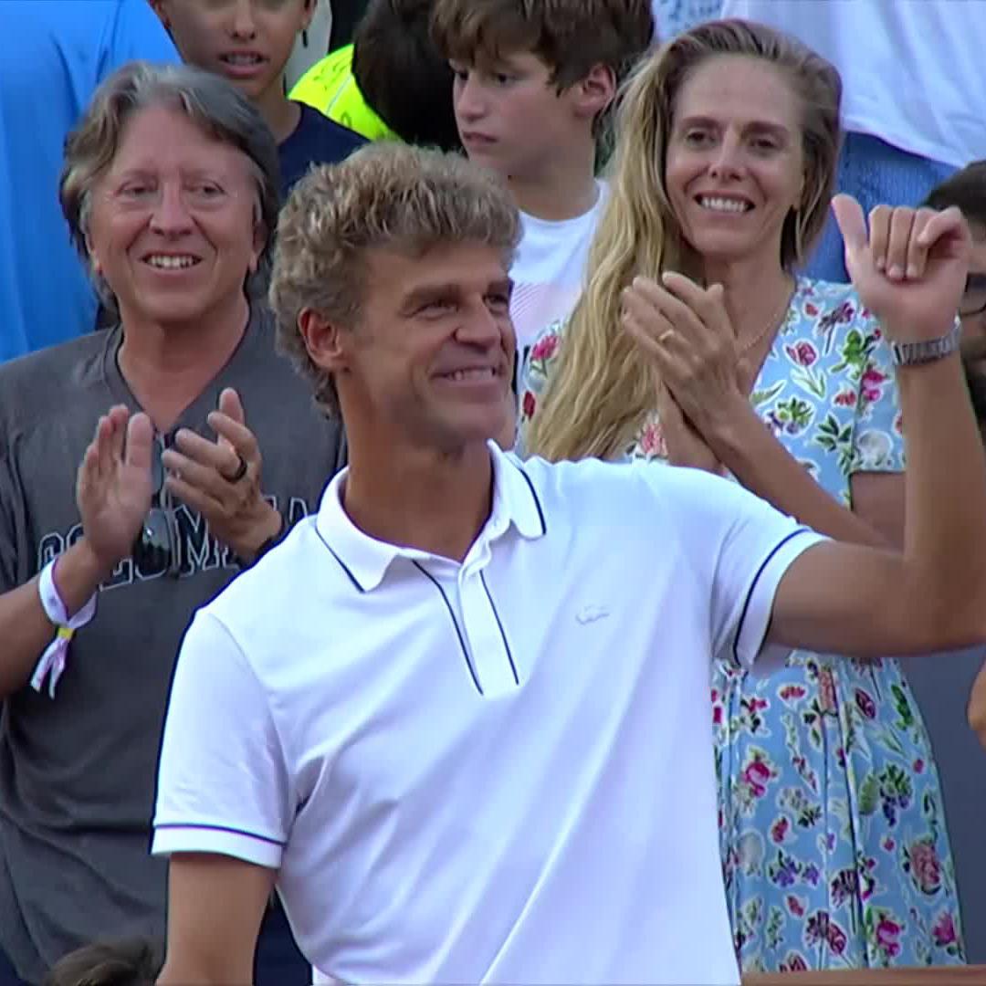 A standing ovation for the greatest player - and brightest smile - in Brazilian tennis history 🇧🇷 Gustavo Kuerten #RioOpen10Anos