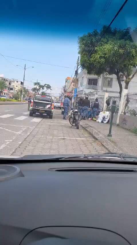 #Guayaquil Agentes metropolitanos se le llevaron la herramienta de trabajo a un comerciante que se dedica a vender cocos al norte de la ciudad