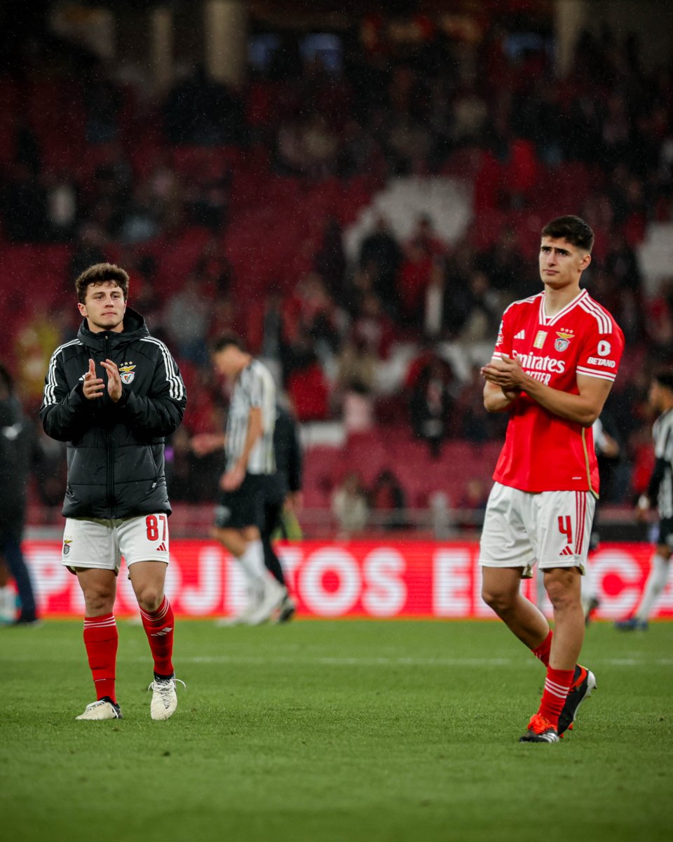 Période de deuil à Benfica où António Silva (20 ans) et João Neves (19 ans) ont perdu pour le premier sa grand mère et pour le second sa mère. 😔🇵🇹 La communion avec le public ce dimanche c’est juste beau ! ❤️ 🎥 SL Benfica