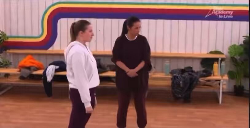 pourquoi Helena n’a t-elle pas la même réaction entre Pierre et Axel ? 🤔 vous avez 4H