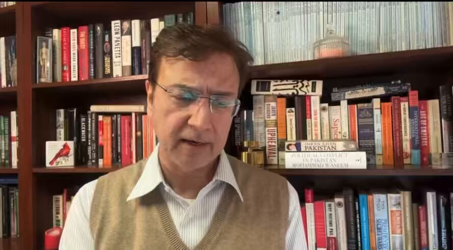 معید پیرزادہ نے دو خوفناک انکشافات کیے ہیں۔ پہلا تو یہ کہ کمپنی نے عارف علوی کو سخت پیغام بھیجا ہے کہ ہمارے لکھے ہوئے سکرپٹ پر چلو ورنہ تمہیں اور تمہاری فیملی کو نشان عبرت بنا دیں گے۔ یہ بھی دھمکیاں لگائیں کہ تمہاری نجی زندگی کا بھی بہت سارا مواد ہمارے پاس موجود ہے۔ دوسرا اہم انکشاف یہ ہے کہ صدر کو پچھلے سال یہ لارا لگا کر الیکشن کی تاریخ دینے سے روکا گیا کہ ہم جلد معاملات ٹھیک کرلیں گے آپ بس الیکشن کی کوئی طے شدہ تاریخ نہ دیں۔