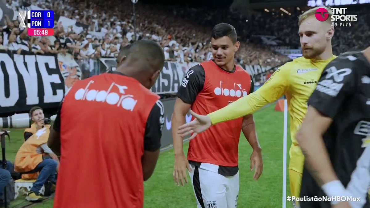 Erro técnico do Carlos Miguel. Espalmou pra frente. Talvez não era nem pra espalmar... ... não achei falha muito menos frango, mas era defensável.