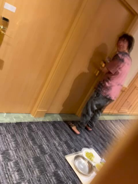 Encontre este video cuando teniamos que estar encerrados por covid sino nos retaban del hotel y me quede afuera de mi habitacion y fran se me REIA mientras yo moria de desesperación