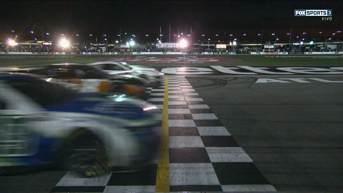 UN CIERRE DE LOCURA ¡DE FOTOGRAFÍA! 🤯📸 Por solo TRES MÍLESIMAS de segundo, el mexicano Daniel Suárez se lleva el Ambetter Health 400 en Atlanta. ¡Gana por MÉXICO y por toda LATINOAMERICA! 🇲🇽 #NascarxFSMX