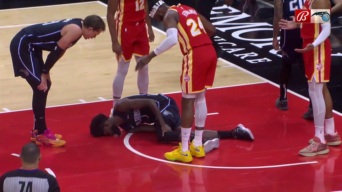 Jonathan Isaac had to be helped to the locker room after taking a scary fall. Hope he’s okay 🙏