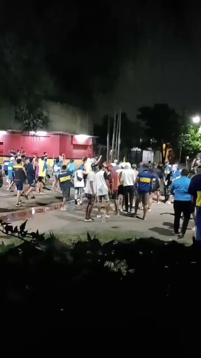 🇦🇷 Después del partido el micro de la filial de Pilar de River volvio a pasar por dónde estaba la gente de Boca, pero está vez hubo una pelea que terminó con botellazos y pelea mano a mano entre la gente de Bover