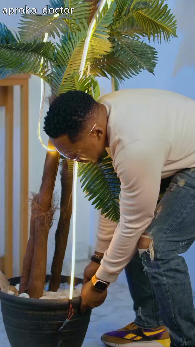 Emeka, Nkechi stop carrying heavy things anyhow….you’re not Superman. Come and see how it’s done.