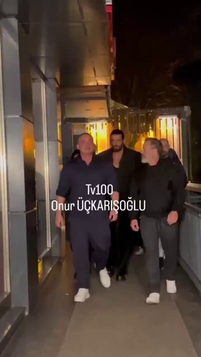 📌 İtalya'da yaşama kararı alan oyuncu Can Yaman, İstanbul'da tepki çeken görüntüleri hakkında konuştu: "O korumalar benim akrabam. Konuşmayı tercih etmiyorum ve gerekli bulmuyorum o kadar. Bana müsaade, kendi sirkinizde size iyi oyunlar."
