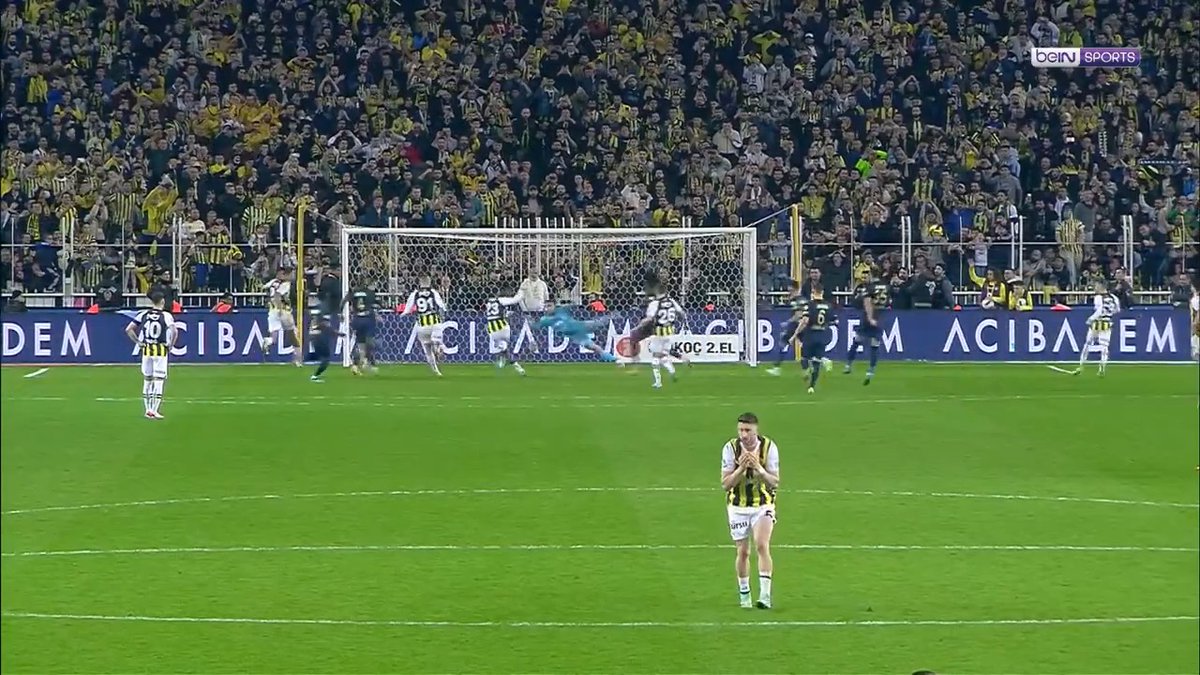 Michy Batshuayi'nin Fenerbahçe'ye galibiyeti getiren golünün ardından oyuncuların ve tribünlerin reaksiyonu.