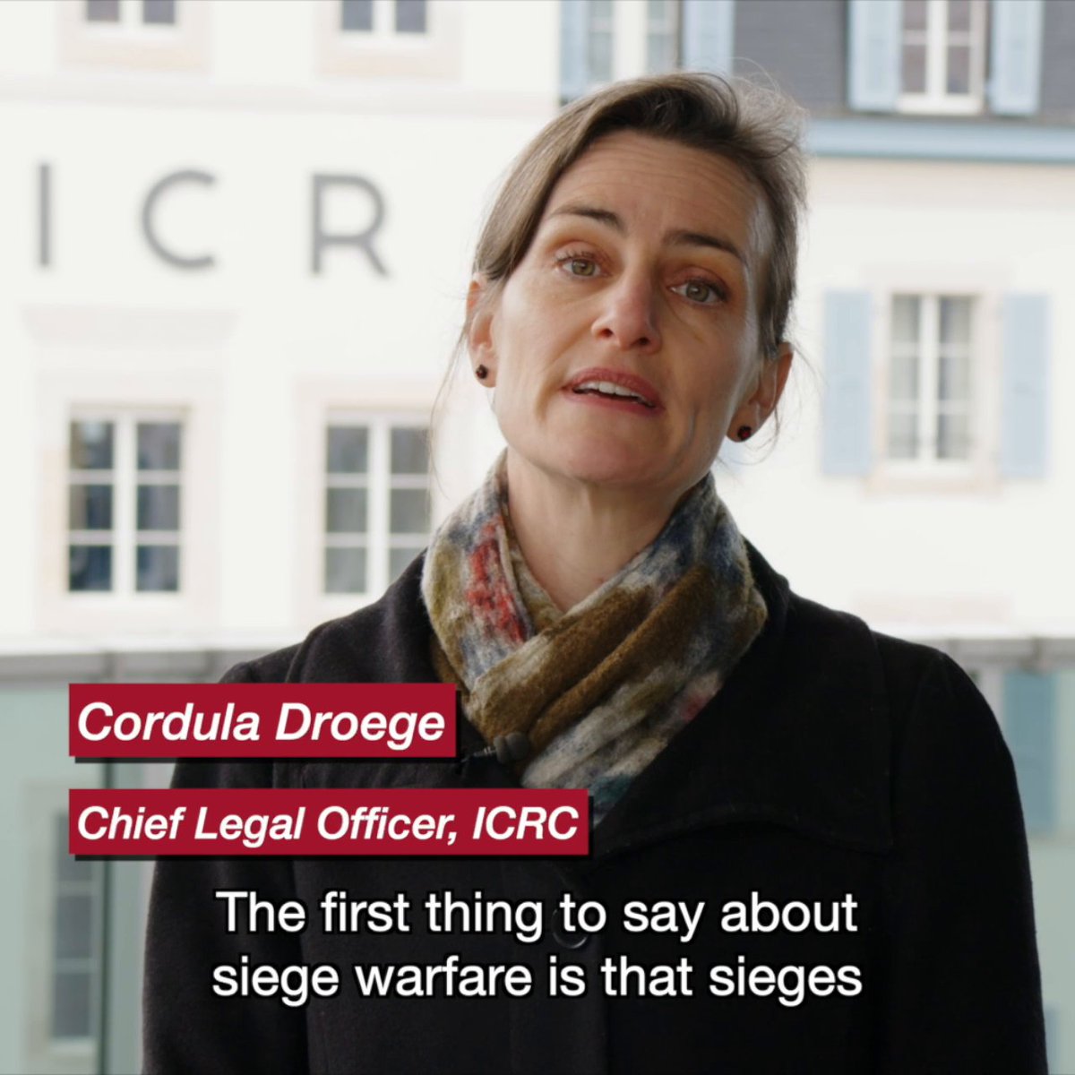In many conflicts, siege warfare has left millions of civilians trapped under fire, lacking #food, #water & #medical care. International humanitarian law #IHL imposes limits to besieging & besieged warring parties. Our legal expert Cordula Droege explains what the law says 👇