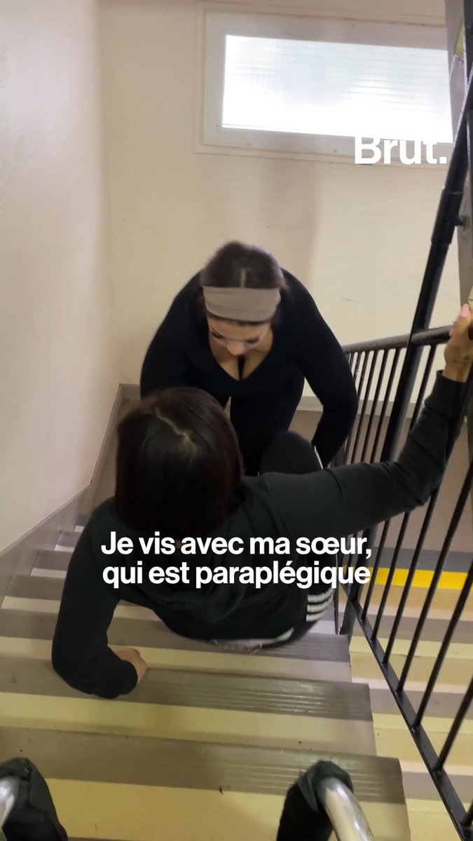 "Ramper pour rentrer chez soi, c'est pas normal." Chaque jour, Chaïma doit porter sa grande sœur dans les escaliers de son immeuble. Paraplégique depuis qu'elle a été renversée par une voiture, elle n'a, depuis, pas pu bénéficier d'un logement adapté. Son quotidien c'est ça.