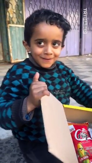 Küçücük paket bile Gazzeli bir çocuğun yüzünü güldürmeye yetiyor…