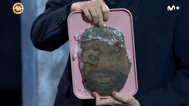 El arte de hacer un retrato con un cachopo. Toda una metáfora del botox que tiene Broncano en la cara :)