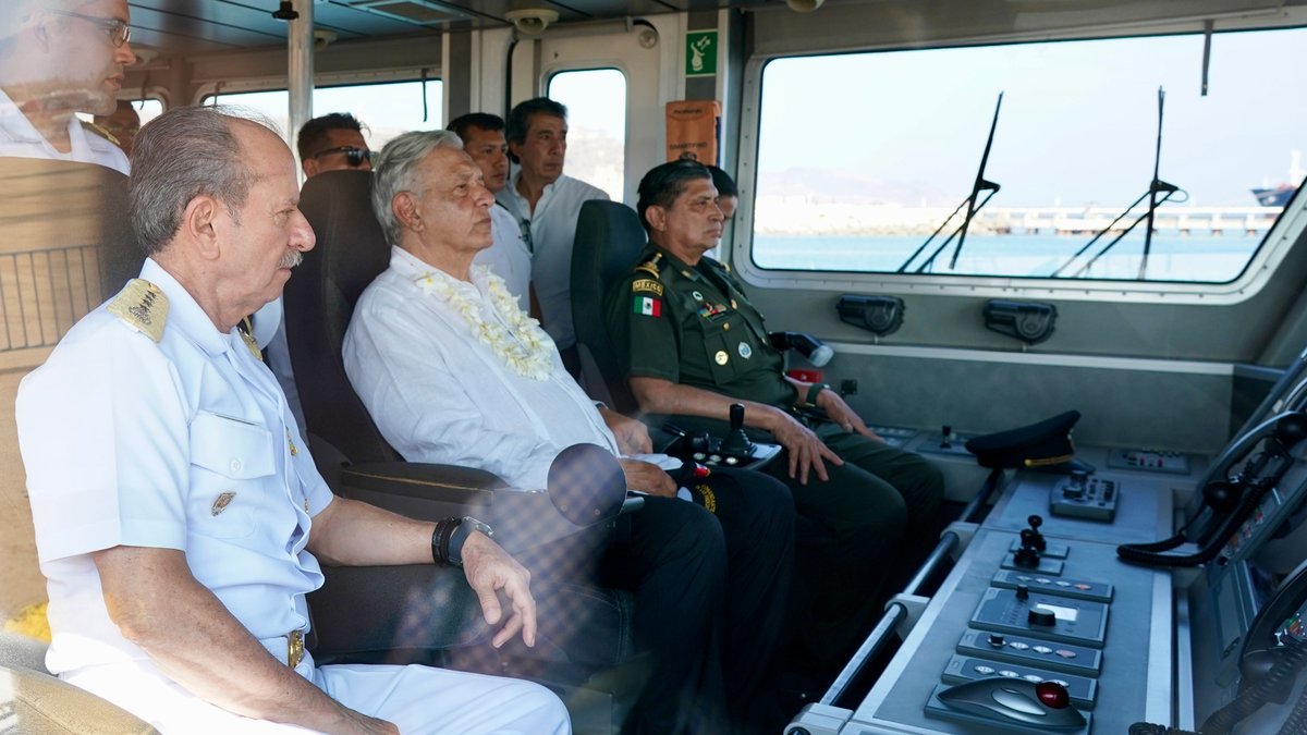 Con el rompeolas que inauguramos hoy, el nuevo Puerto de Salina Cruz será el de mayor calado natural (24 metros de profundidad) con capacidad para recibir barcos que transportan hasta 14 mil contenedores llamados Post Panamax.
