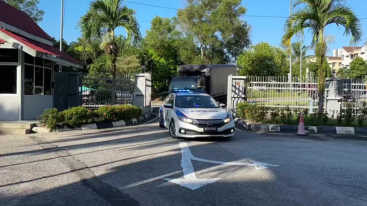 Lima lelaki penghantar makanan didakwa di Mahkamah Bandar Baharu Bangi atas pertuduhan membunuh seorang pemandu lelaki sehingga maut susulan kemalangan di Taman Pelangi, Semenyih 2, pada 20 Februari lalu.