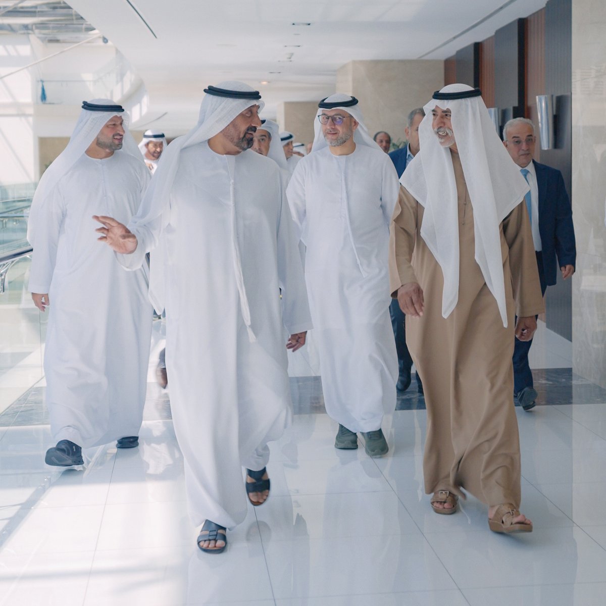تشرفت باستقبال معالي الشيخ نهيان بن مبارك آل نهيان، وزير التسامح والتعايش، في المقر الرئيسي لمجموعة الإمارات. حيث اطلع معاليه على مختلف أقسام المجموعة التي تعزز كفاءة عملياتنا وتسهم في تحسين تجربة المسافرين. (1/2)