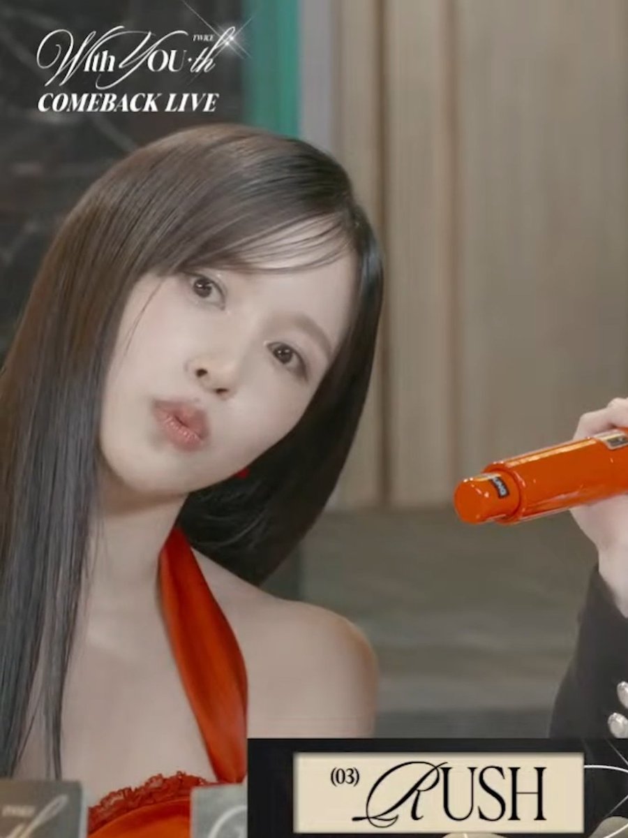 Mina keeps peeking into view, she's so cute 🥺