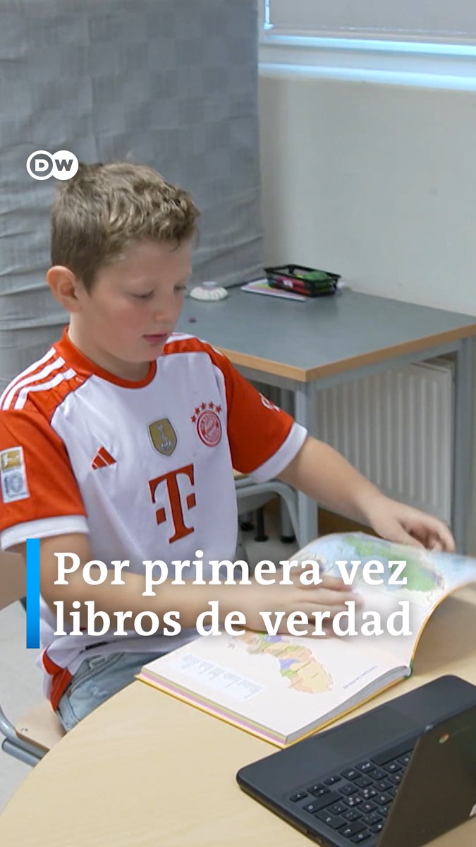 Alumnos suecos utilizan libros reales por primera vez La enseñanza digital es lo normal en Suecia, pero ahora el Gobierno anunció la introducción de #libros de verdad. Según el profesorado, los alumnos comprenden menos lo que leen dada la excesiva #digitalización. /ft