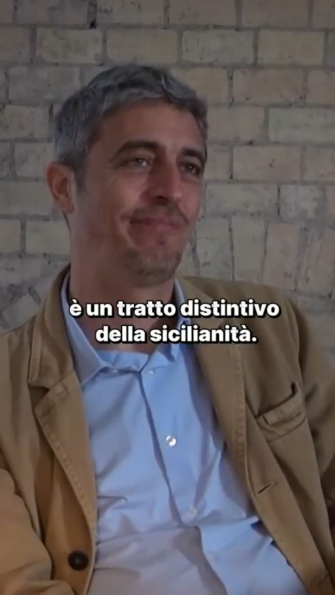 "Arancina" o "arancino"? Tra Sicilia Occidentale e Sicilia Orientale da tempo si dibatte sul genere. Una questione linguistica che ha richiesto la sentenza finale dell'Accademia della Crusca: "l'arancina è femmina". Stasera #27febbraio #CaroMarziano di e con #Pif, alle 20.15 su #Rai3.
