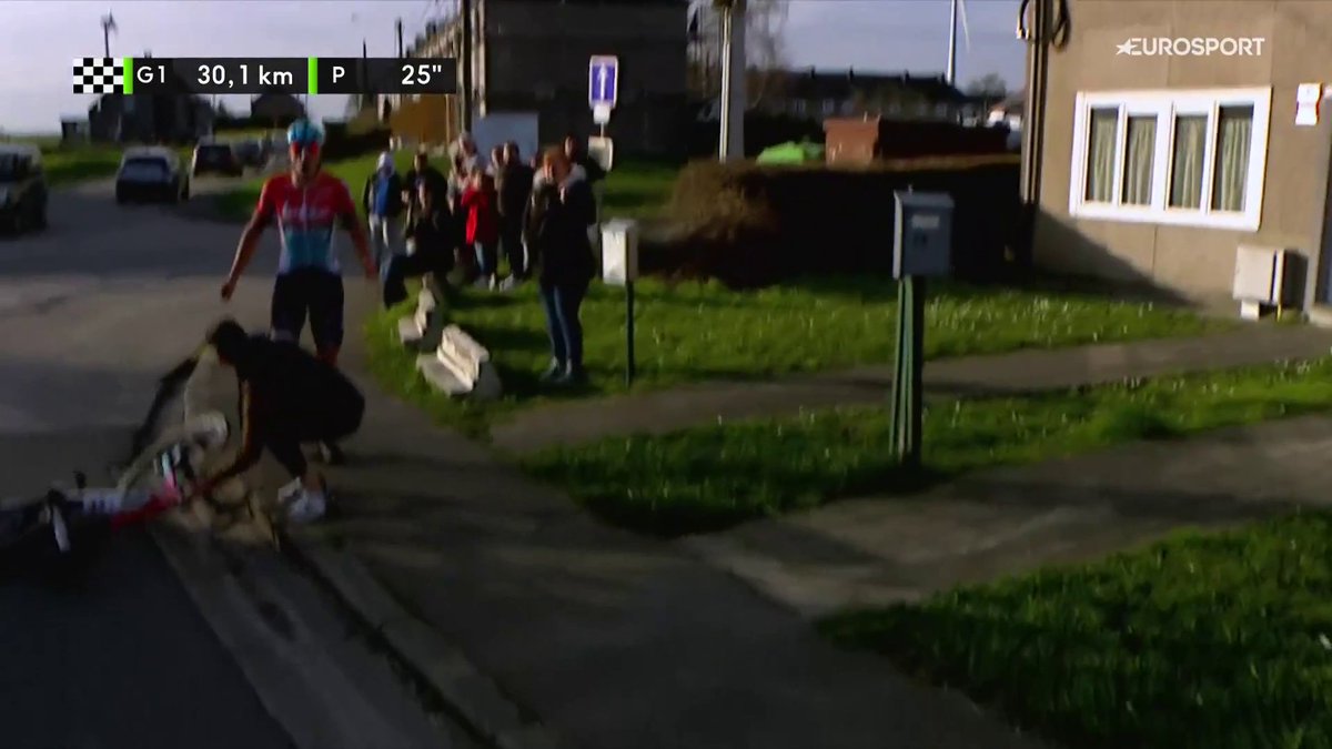 🚴🇧🇪 | Arnaud de Lie wil terugkeren na een fietswissel, maar gaat onderuit en de Belg is woedend. "Wat doe ik hier ook in deze ***koers 😡 😡 😡 #LeSamyn 📺 Koers kijk je op discovery+
