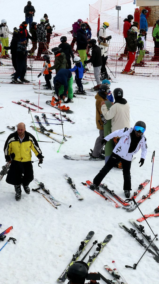 VIDEO: 🇱🇧 Lebanese hit slopes to escape Israel-Hezbollah war fears This winter, more well-heeled Lebanese have gone skiing north of Beirut as Lebanon's Hezbollah and arch-foe Israel exchange near-daily fire in the country's south. 📹 Sahar Shehata 📸 JOSEPH EID #AFPVertical