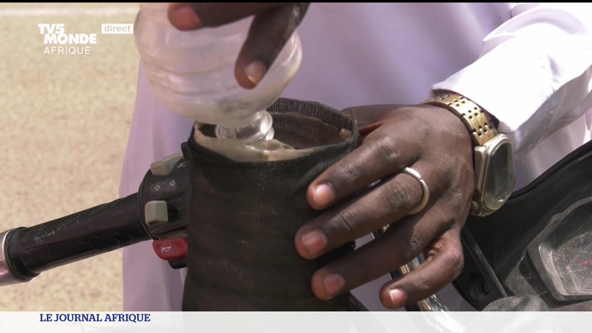 Depuis la dégringolade du naira, la monnaie nationale nigériane, le carburant de contrebande en provenance du Nigeria explose au #Cameroun.