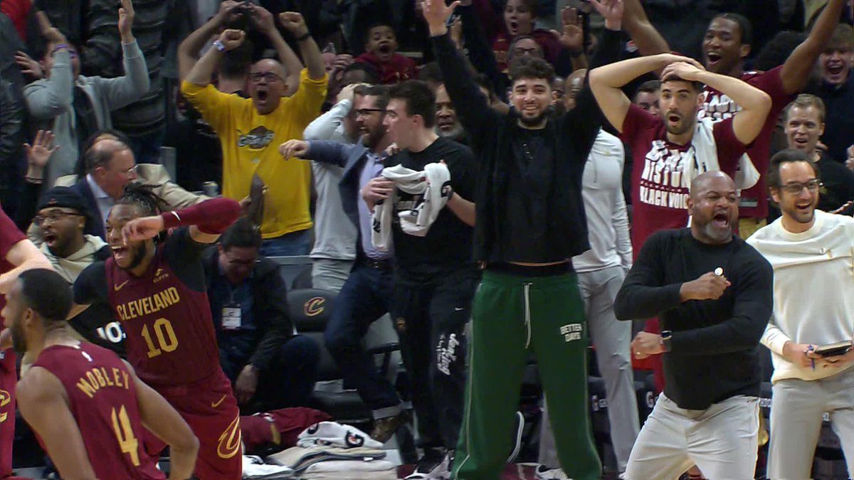 MAX STRUS WINS IT FOR THE CAVS 🤯 WHAT AN ENDING IN CLEVELAND!
