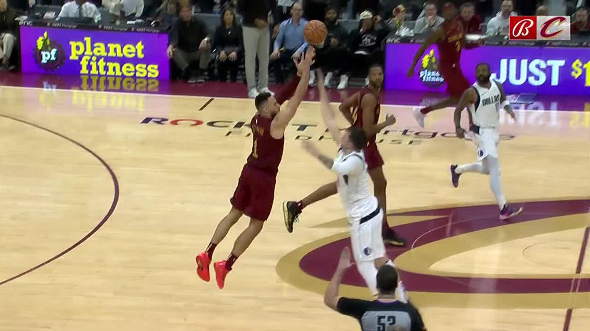 STRUS GAME-WINNER FROM BEYOND HALF-COURT 🤯 WHAT AN ENDING TO MAVS-CAVS 🔥