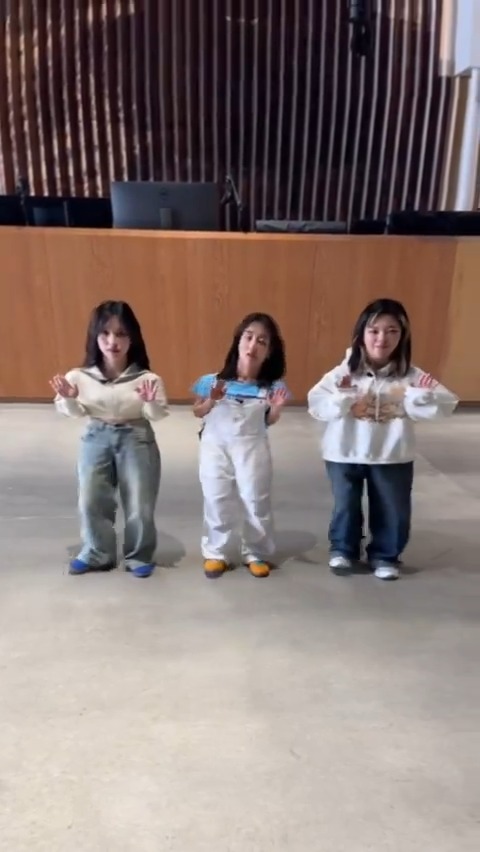 cutest Oompa Loompas out there +*:ꔫ:* 𝐿𝑖𝑠𝑡𝑒𝑛 𝑂𝑁𝐸 𝑆𝑃𝐴𝑅𝐾 *:ꔫ:*+ +*:ꔫ:* 𝐿𝑖𝑠𝑡𝑒𝑛 𝑊𝑖𝑡ℎ 𝑌𝑂𝑈-𝑡ℎ *:ꔫ:*+ #트와이스 #TWICE #정연 #JEONGYEON #지효 #JIHYO #미나 #MINA