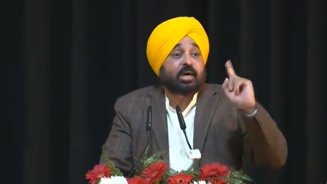 ਪਿਛਲੀਆਂ ਸਰਕਾਰਾਂ ਵੇਲੇ ਅਖ਼ੀਰਲੇ ਸਾਲ ਪੰਜਾਬ ਪੁਲਿਸ ਦੀ ਭਰਤੀ ਕੱਢੀ ਜਾਂਦੀ ਸੀ... ਪਰ ਅਸੀਂ ਹਰ ਸਾਲ 2200 ਪੁਲਿਸ ਮੁਲਾਜ਼ਮਾਂ ਦੀ ਭਰਤੀ ਕੱਢ ਰਹੇ ਹਾਂ... ਸਾਡਾ ਮੁੱਖ ਮਕਸਦ ਵੱਧ ਤੋਂ ਵੱਧ ਨੌਜਵਾਨਾਂ ਨੂੰ ਰੁਜ਼ਗਾਰ ਦੇਣਾ ਹੈ...