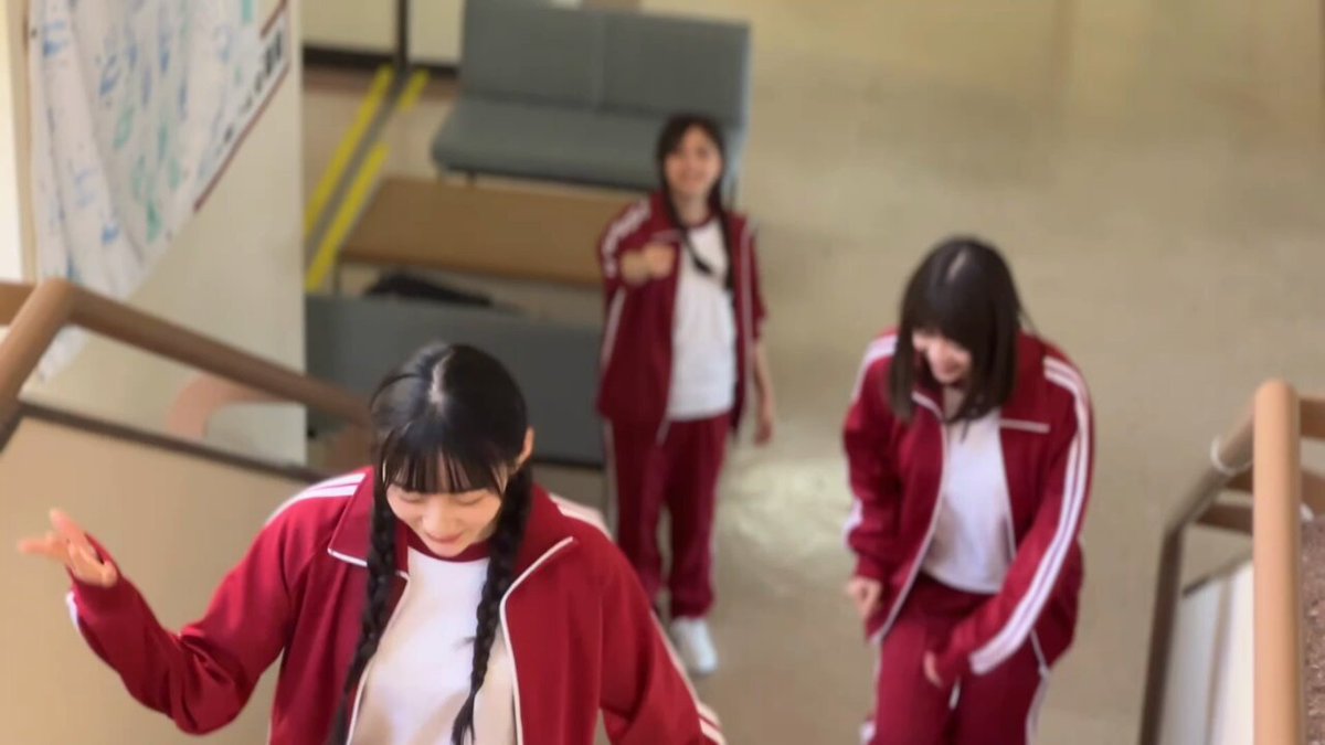 #井上和 さん #川﨑桜 さん #冨里奈央 さんが階段で仲良くじゃんけんをしてゲーム中✊✌️✋ #乃木坂5期生写真集 #あの頃乃木坂にいた 💜Amazon 💜セブン 💜楽天 💜紀伊國屋書店