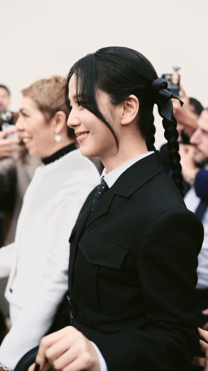 Guess who?! Dior global ambassador JISOO got the crowd going crazy when she arrived at the #DiorAW24 by Maria Grazia Chiuri show!