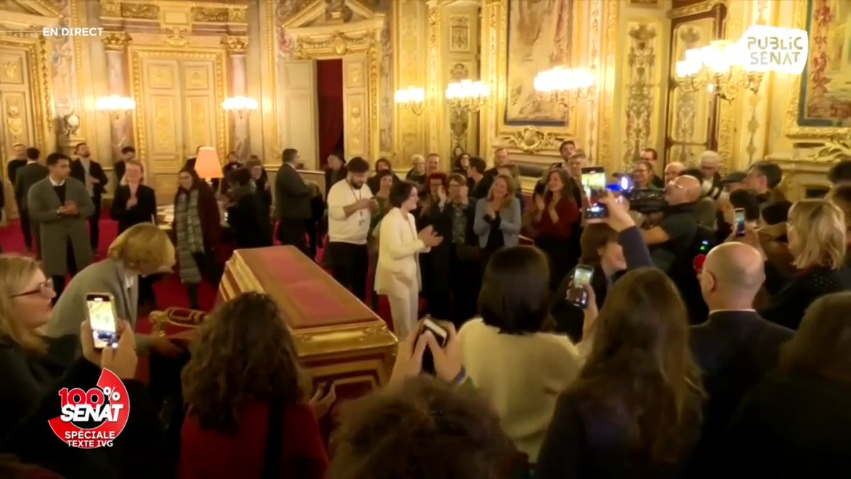 #IVGconstitution : la sénatrice Mélanie Vogel , à l’origine de la première proposition de loi constitutionnelle sur l’inscription de l’IVG dans la Constitution, est ovationnée par ses collègues après le vote du Sénat en faveur de l’inscription de l’IVG dans la Constitution.