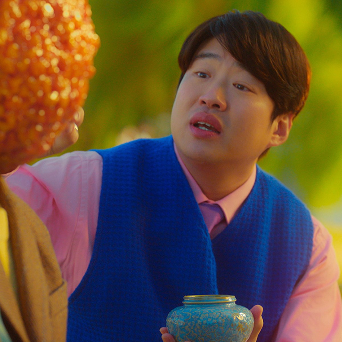 Vamos supor que você virou um nugget de frango crocante. Parece absurdo? Pois a Kim You-jung vira um na minha nova série coreana Chicken Nugget, que estreia no dia 15 de março. 🐔🍗