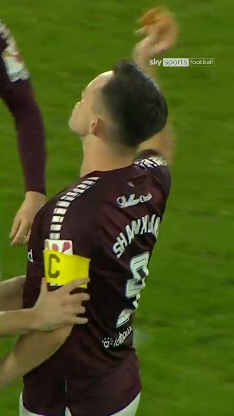 Do not scratch your eyes… Hearts striker Lawrence Shankland caught a pie thrown from Hibernian fans after he scored a penalty in the Edinburgh derby 😅🥧
