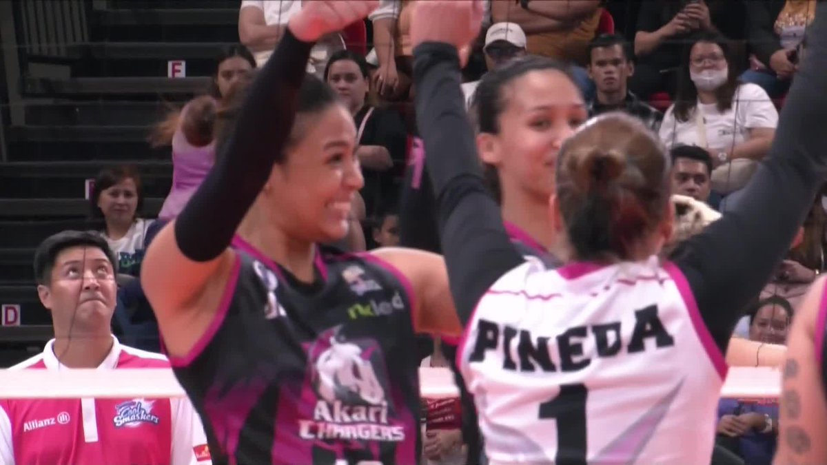 SHOWDOWN AT THE NET! 😤🔥 Ced Domingo is showing off for her new squad in the Akari Chargers, but the newest Creamline Cool Smashers' middle blocker in Bea de Leon answers back with a solid hit in the third set! #PVL2024 #TheHeartOfVolleyball