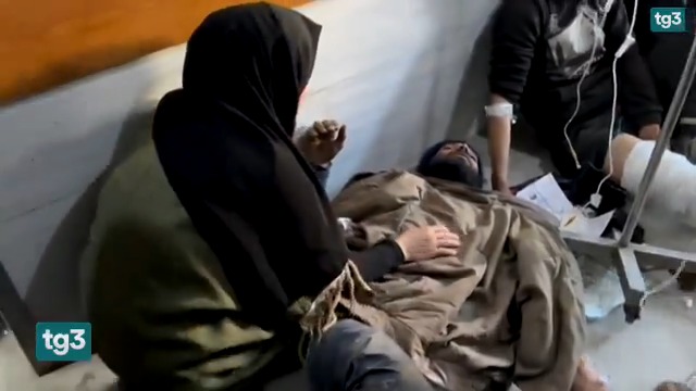 Ancora una strage di civili palestinesi a Gaza. I soldati israeliani hanno sparato sulla folla che circondava i camion inviati per la distribuzione di aiuti alimentari. Secondo fonti locali, il bilancio è di più di cento morti e almeno settecento feriti
