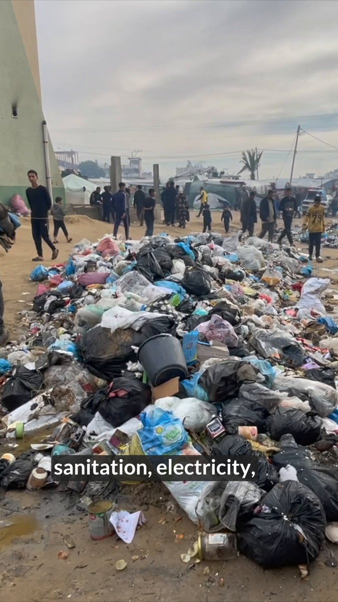 📍#Gaza People are living in tent cities with no toilets &amp; a lack of access to water &amp; food. Infections have become common &amp; there is a high risk of the spread of disease (cholera, meningitis, hepatitis A). Our colleague Michael shares on the growing public health concerns 👇