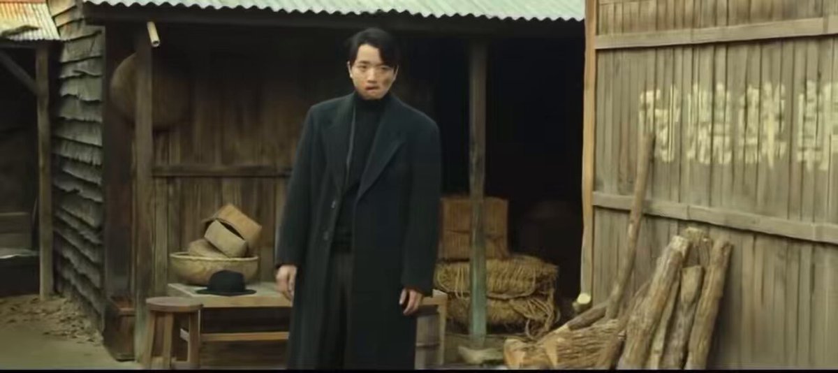 왜 동지를 팔았나 몰랐으니까, 해방될지 몰랐으니까. 16년전 임무. 염석진이 밀정이면 죽여라. 지금 수행합니다. #삼일절 영화 '암살'
