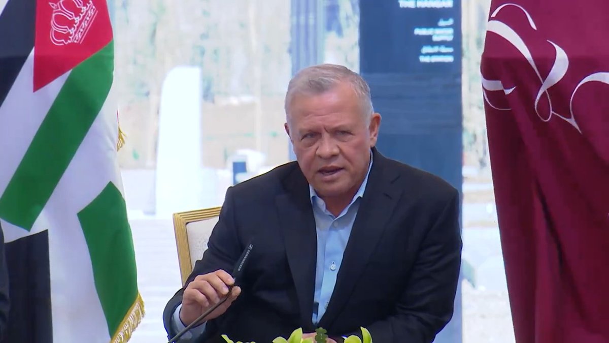 "الأردن يبذل أقصى جهوده لوقف الحرب على القطاع ومستمر بإرسال المساعدات للأهل في غزة بكل الطرق الممكنة، برا وجوا" من حديث جلالة الملك عبدالله الثاني عن الأوضاع في قطاع #غزة خلال لقائه اليوم مع وجهاء وممثلين عن أهالي محافظة معان في مقر الملك المؤسس #الأردن