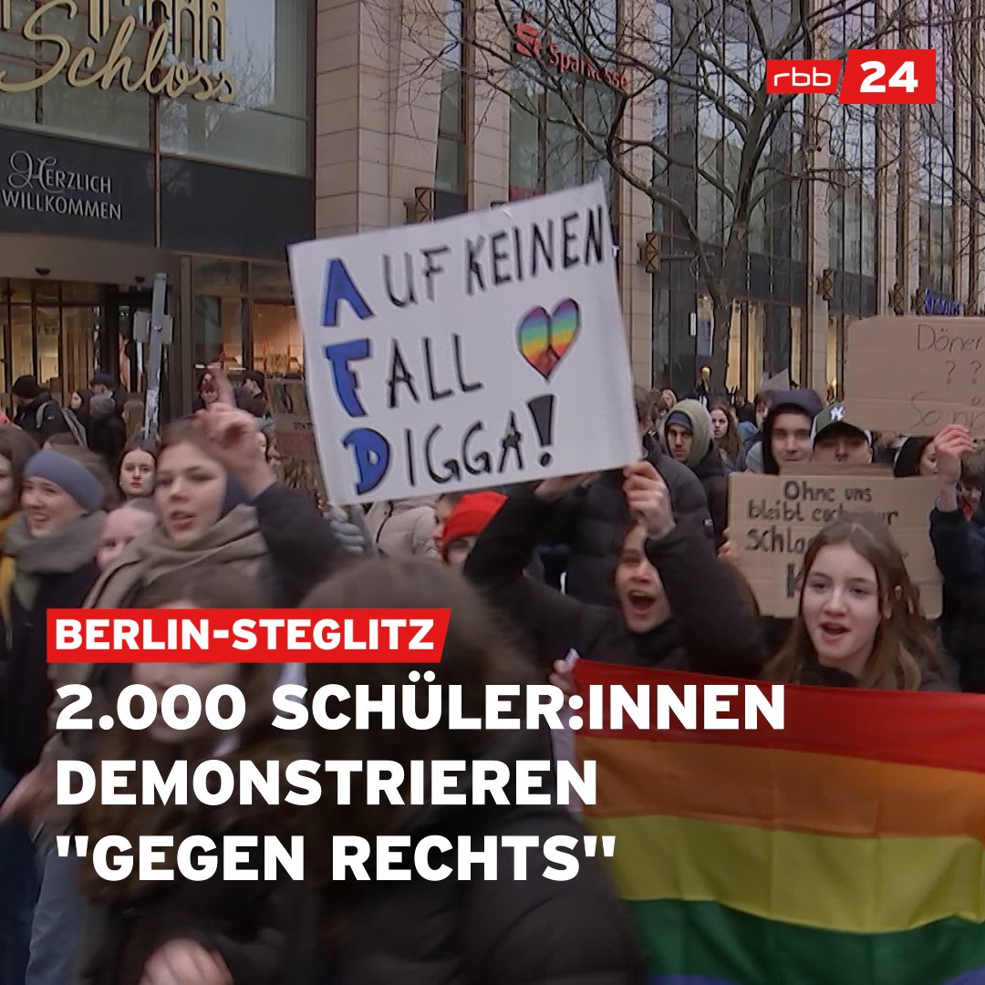 In #Berlin-Steglitz haben Schüler und Schülerinnen des Fichtenberg-Gymnasiums gegen #Rechtsextremismus demonstriert. Der #Protest richtet sich unter anderem gegen die #AfD.